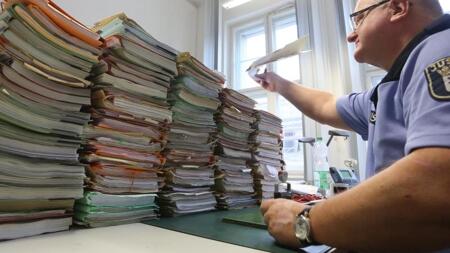 Gegen Aktenberge und lange Verfahren: KI-Projekt für Asylverfahren im Test