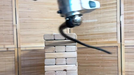 Jenga-Peitschen: KI-Roboter schlägt Jenga-Blöcke zu 100 Prozent aus Turm
