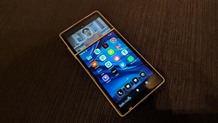 Newnal Phone: Handy mit eigenem Display für KI-Avatar