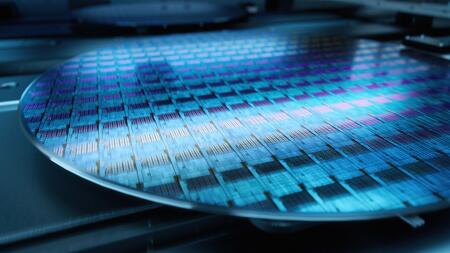 heise+ | Licht für neue Chips: Wie Photonen den Energiehunger von KI stillen sollen