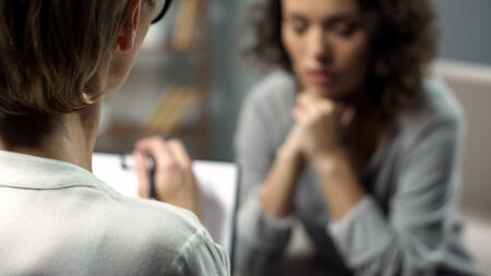 Neues Feature auf Coursera: Bewerber üben Vorstellungsgespräche mit KI-Avataren