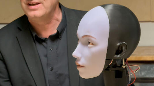 heise+ | Künstliche Mimik: Wenn humanoide Roboter sprechen und zurücklächeln