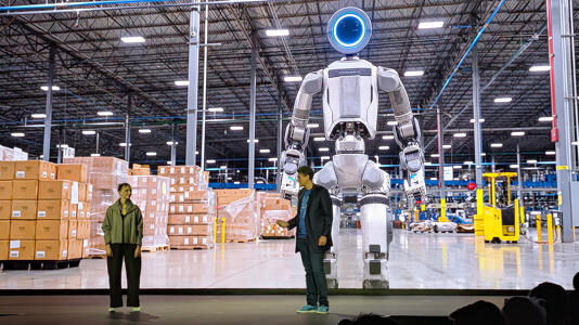 heise+ | CES 2026: Wenn Humanoide Roboter laufen, greifen und fühlen lernen