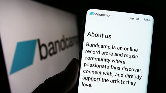 Betreiber verbannen KI-generierte Musik von der Musikplattform Bandcamp