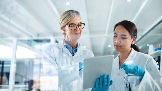 EMA und FDA legen Leitlinien für KI in der Arzneimittelentwicklung vor