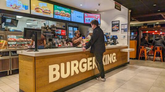 Burger King setzt KI-Chatbot ein, der Höflichkeit bewertet