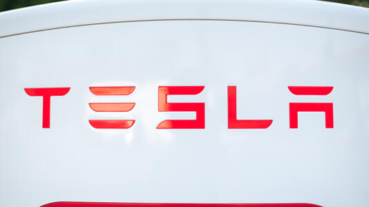 Tesla gibt KI-Chatbot Grok für Fahrzeuge in Europa frei