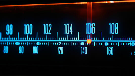 „Evolution des Radios“? Erste private Radiosender spielen KI-generierte Songs