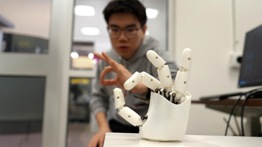 MIT kontrolliert Roboterhand mit Ultraschall-Gerät am Handgelenk