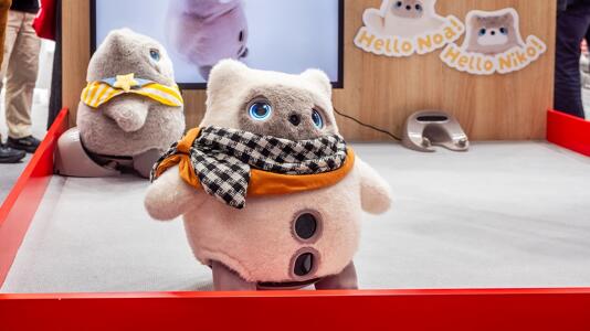 Smarter Kuschelroboter SwitchBot Kata spaziert, blinzelt und plaudert mit KI