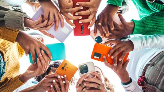 Social Media: Experten fordern risikobasierten Jugendschutz statt Altersgrenzen
